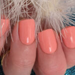 Vernis semi-permanent CND Shellac Rule Breaker couleur corail pêche appliqué sur ongles, finition brillante professionnelle