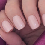 Vernis semi-permanent CND Shellac Satin Slippers rose nude laiteux appliqué sur ongles, finition brillante naturelle