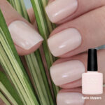 Vernis semi-permanent professionnel CND Shellac Satin Slippers rose nude laiteux appliqué sur ongles, avec flacon officiel