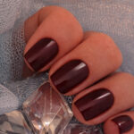 Vernis semi-permanent CND Shellac Signature Lipstick couleur bordeaux profond appliqué sur ongles, finition brillante professionnelle