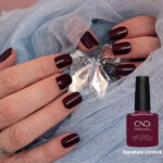 Vernis semi-permanent professionnel CND Shellac Signature Lipstick bordeaux profond appliqué sur ongles, avec flacon officiel