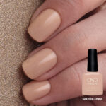Vernis semi-permanent professionnel CND Shellac Silk Slip Dress nude beige appliqué sur ongles, avec flacon officiel