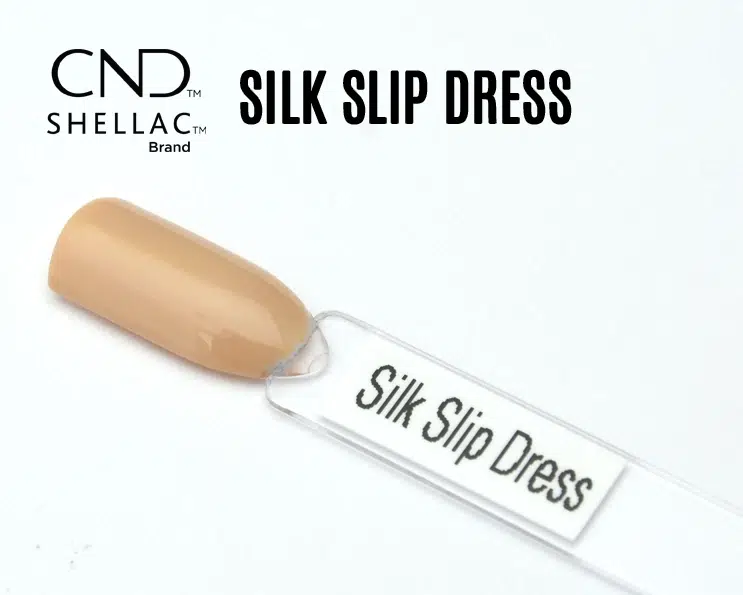 Le visuel montre la capsule du vernis CND™ Shellac Silk Slip Dress, beige doré lumineux et soyeux, à la finition crème homogène.