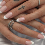 Vernis semi-permanent CND Shellac Studio White blanc pur utilisé pour une French manucure nette et brillante sur ongles