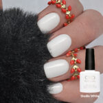 Vernis semi-permanent professionnel CND Shellac Studio White blanc laiteux appliqué sur ongles, avec flacon officiel