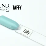 Capsule du vernis semi-permanent professionnel CND™ Shellac Taffy, bleu turquoise pastel clair au fini brillant et laqué.