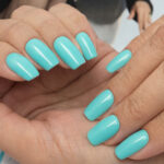 Vernis semi-permanent CND Shellac Taffy bleu turquoise pastel appliqué sur ongles, finition brillante professionnelle