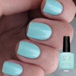 Vernis semi-permanent professionnel CND Shellac Taffy bleu turquoise pastel appliqué sur ongles, avec flacon officiel