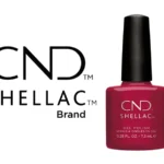 Vernis semi-permanent professionnel CND™ Shellac Tinted Love (7,3 ml) – rouge prune profond, brillance miroir et tenue 3 semaines. Disponible à 15,90 € sur RBBE.fr.