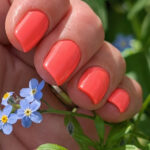 Vernis semi-permanent CND Shellac Tropix corail vif appliqué sur ongles, finition brillante et lumineuse