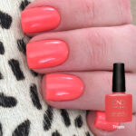 Vernis semi-permanent CND Shellac Tropix corail vif avec flacon, application sur ongles finition brillante