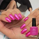 Vernis semi-permanent CND Shellac Tutti Frutti rose fuchsia irisé avec flacon, application sur ongles finition brillante