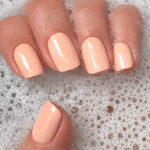 Vernis semi-permanent CND Shellac Uncovered nude pêche clair appliqué sur ongles finition brillante