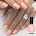 Vernis semi-permanent CND Shellac Uncovered nude pêche clair appliqué sur ongles avec flacon officiel