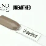 Capsule du vernis semi-permanent CND Shellac Unearthed 12,5 ml, une élégante teinte beige taupe grisé aux nuances naturelles.