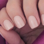 Vernis semi-permanent CND Shellac Unlocked nude rosé clair appliqué sur ongles naturels