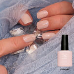 Vernis semi-permanent CND Shellac Unlocked nude rosé clair avec flacon et ongles naturels