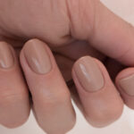 Vernis semi-permanent CND Shellac Unmasked nude beige naturel appliqué sur ongles courts