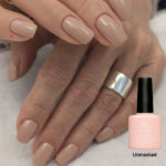 Vernis semi-permanent CND Shellac Unmasked nude beige naturel avec flacon et application sur ongles