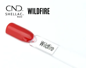 Capsule du vernis semi-permanent professionnel CND™ Shellac Wildfire, rouge vif brillant au fini lisse et éclatant.
