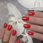 Vernis semi-permanent CND Shellac Wildfire rouge intense appliqué sur ongles