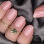 Vernis semi-permanent CND Shellac Winter Glow rose pâle lumineux appliqué sur ongles