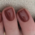 Vernis semi-permanent CND Shellac Wooded Bliss brun boisé sur ongles naturels