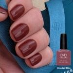 Vernis semi-permanent CND Shellac Wooded Bliss brun boisé appliqué sur ongles avec flacon