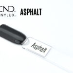 Capsule du vernis CND™ VINYLUX™ Asphalt – gris anthracite profond, finition laquée brillante, teinte urbaine et élégante.