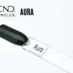 Capsule du vernis CND™ VINYLUX™ Aura – vert forêt profond et brillant, fini laqué élégant et mystérieux.