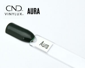 Capsule du vernis CND™ VINYLUX™ Aura – vert forêt profond et brillant, fini laqué élégant et mystérieux.