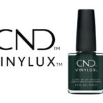 Flacon du vernis CND™ VINYLUX™ Aura – vernis professionnel vert foncé, brillance effet gel sans lampe UV/LED.
