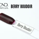 Capsule du vernis CND™ VINYLUX™ Berry Boudoir – rouge prune profond, reflets framboise et brillance velours.