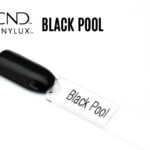 Capsule du vernis CND™ VINYLUX™ Black Pool – noir opaque ultra-brillant, finition miroir élégante.