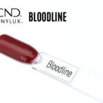 Capsule du vernis CND™ VINYLUX™ Bloodline – rouge bordeaux intense opaque, finition brillante.