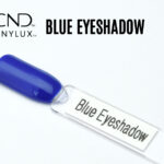 Capsule du vernis CND™ VINYLUX™ Blue Eyeshadow – bleu royal électrique, opaque et brillant.