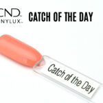 Capsule du vernis CND™ VINYLUX™ Catch of the Day – corail pastel opaque finition crème brillante.