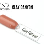Capsule de présentation du vernis CND™ VINYLUX™ Clay Canyon, un beige terre cuite opaque au fini crème brillant, montrant fidèlement la couleur nude chaleureuse du vernis longue tenue.