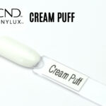 Capsule de présentation du vernis CND™ VINYLUX™ Cream Puff, un blanc pur parfaitement opaque au fini crème brillant, illustrant fidèlement la couleur intense et la couvrance idéale du vernis longue tenue.