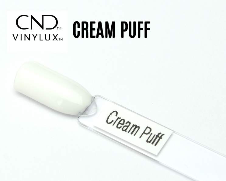 Capsule de présentation du vernis CND™ VINYLUX™ Cream Puff, un blanc pur parfaitement opaque au fini crème brillant, illustrant fidèlement la couleur intense et la couvrance idéale du vernis longue tenue.