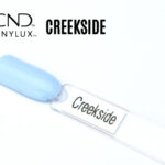 Capsule de présentation du vernis CND™ VINYLUX™ Creekside, un bleu ciel pastel opaque au fini crème brillant, illustrant fidèlement la teinte douce et lumineuse du vernis longue tenue.