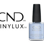 Flacon du vernis longue tenue CND™ VINYLUX™ Creekside, présenté en bleu ciel pastel opaque, finition crème lisse, format professionnel 15 ml.
