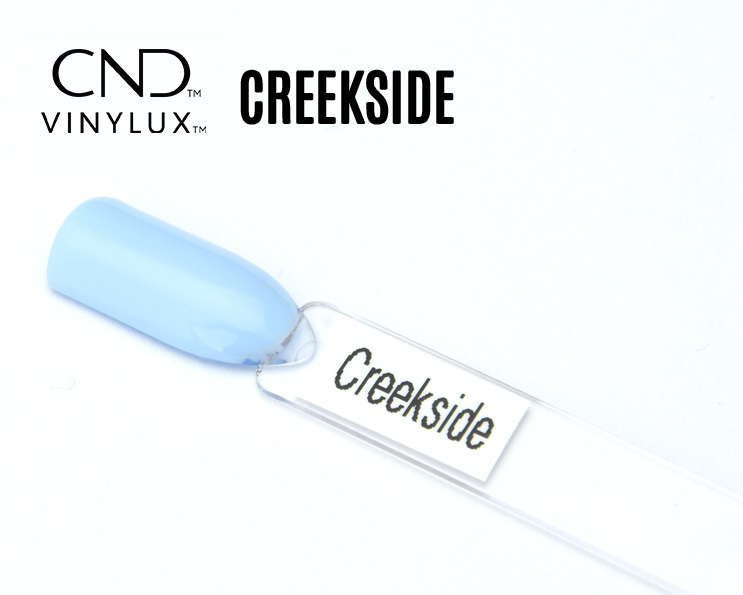 Capsule de présentation du vernis CND™ VINYLUX™ Creekside, un bleu ciel pastel opaque au fini crème brillant, illustrant fidèlement la teinte douce et lumineuse du vernis longue tenue.
