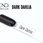 Capsule de présentation du vernis CND™ VINYLUX™ Dark Dahlia, un violet noir très profond au fini crème brillant, illustrant fidèlement la teinte intense et luxueuse du vernis longue tenue.
