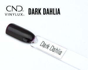 Capsule de présentation du vernis CND™ VINYLUX™ Dark Dahlia, un violet noir très profond au fini crème brillant, illustrant fidèlement la teinte intense et luxueuse du vernis longue tenue.