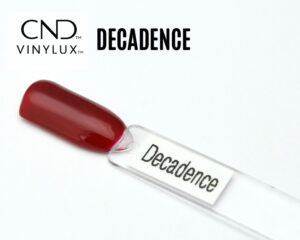 Capsule de présentation du vernis CND™ VINYLUX™ Decadence, un rouge rubis profond opaque au fini crème brillant, montrant fidèlement la couleur luxueuse du vernis longue tenue.