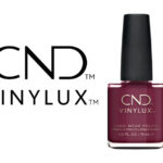 Flacon du vernis longue tenue CND™ VINYLUX™ Decadence, présenté en rouge rubis opaque à la finition crème lisse, format professionnel 15 ml.
