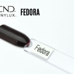Capsule de présentation du vernis CND™ VINYLUX™ Fedora, un bordeaux brun très foncé aux nuances prune, au fini crème parfaitement opaque et lisse, illustrant fidèlement la profondeur de la teinte.