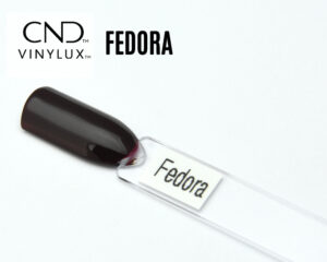 Capsule de présentation du vernis CND™ VINYLUX™ Fedora, un bordeaux brun très foncé aux nuances prune, au fini crème parfaitement opaque et lisse, illustrant fidèlement la profondeur de la teinte.