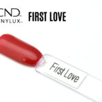 Capsule de présentation du vernis CND™ VINYLUX™ First Love, un rose framboise chaud au fini crème opaque, uniforme et brillant, illustrant précisément la teinte du vernis longue tenue.